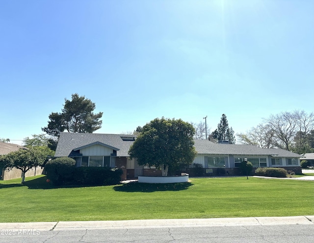 single story home with a front lawn