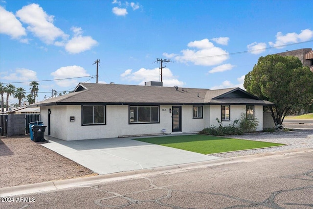 single story home with a front lawn