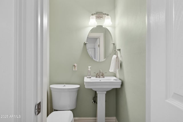 7042 N 13th St, Phoenix, AZ 85020 - bathroom with baseboards and toilet