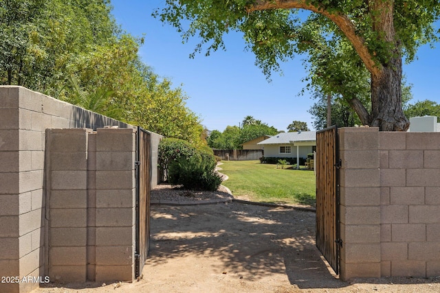 7042 N 13th St, Phoenix, AZ 85020 - view of yard featuring fence and a gate