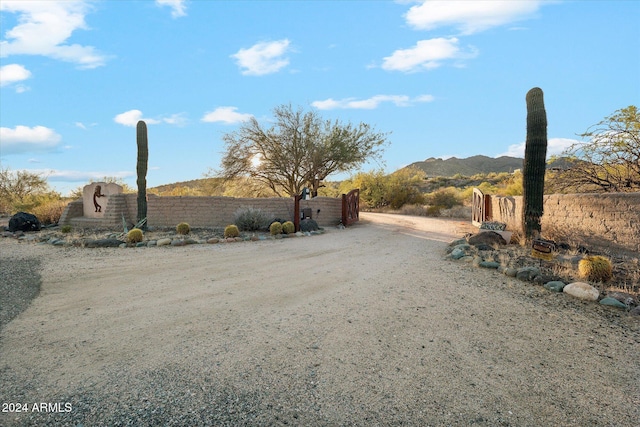 view of yard with a mountain view