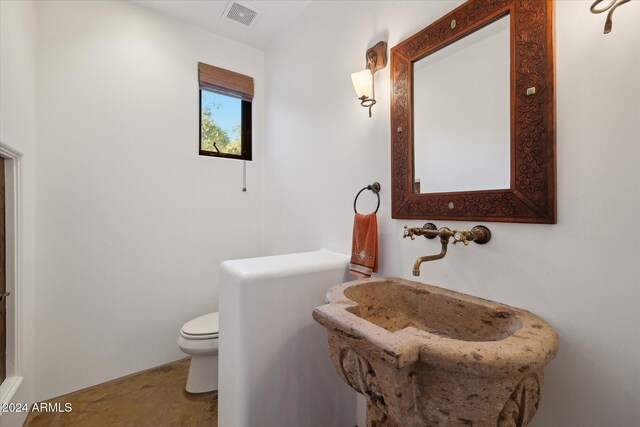 36600 N 50th St, Cave Creek, AZ 85331 - half bathroom featuring toilet