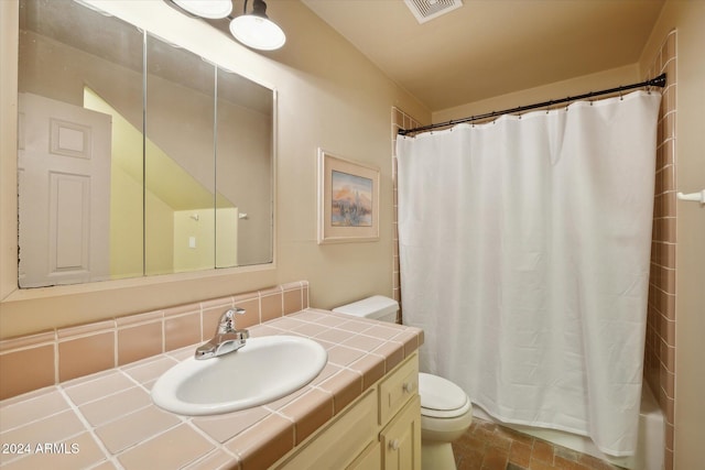 36600 N 50th St, Cave Creek, AZ 85331 - full bath featuring toilet, vanity, and shower / bath combo with shower curtain