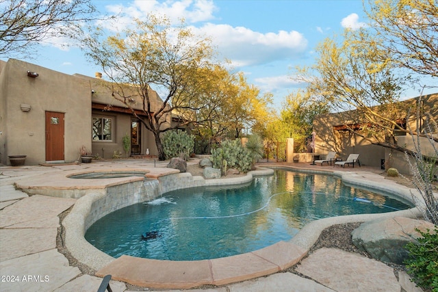 36600 N 50th St, Cave Creek, AZ 85331 - view of swimming pool featuring a patio area and a pool with connected hot tub