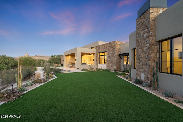 view of yard at dusk