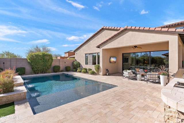 view of swimming pool featuring a fenced backyard, outdoor lounge area, a ceiling fan, a fenced in pool, and a patio area