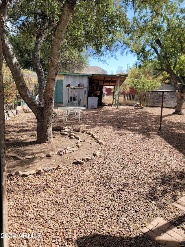 view of yard featuring an outdoor structure