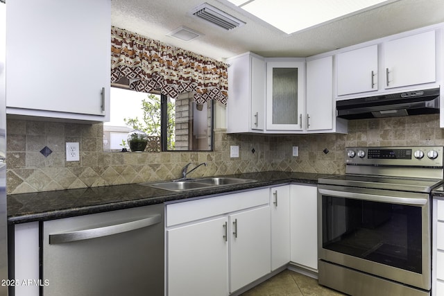 kitchen featuring visible vents, under cabinet range hood, a sink, appliances with stainless steel finishes, and white cabinets