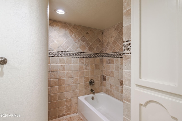 bathroom with tiled shower / bath