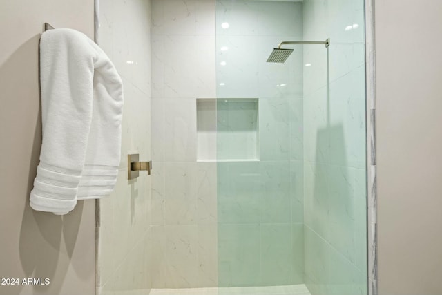 bathroom featuring a tile shower