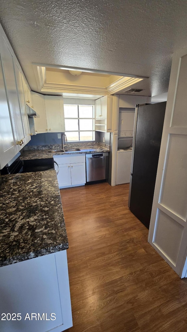 11026 N 28th Dr Unit 34, Phoenix, AZ 85029 - kitchen with stainless steel appliances, under cabinet range hood, a sink, a textured ceiling, and dark wood-type flooring