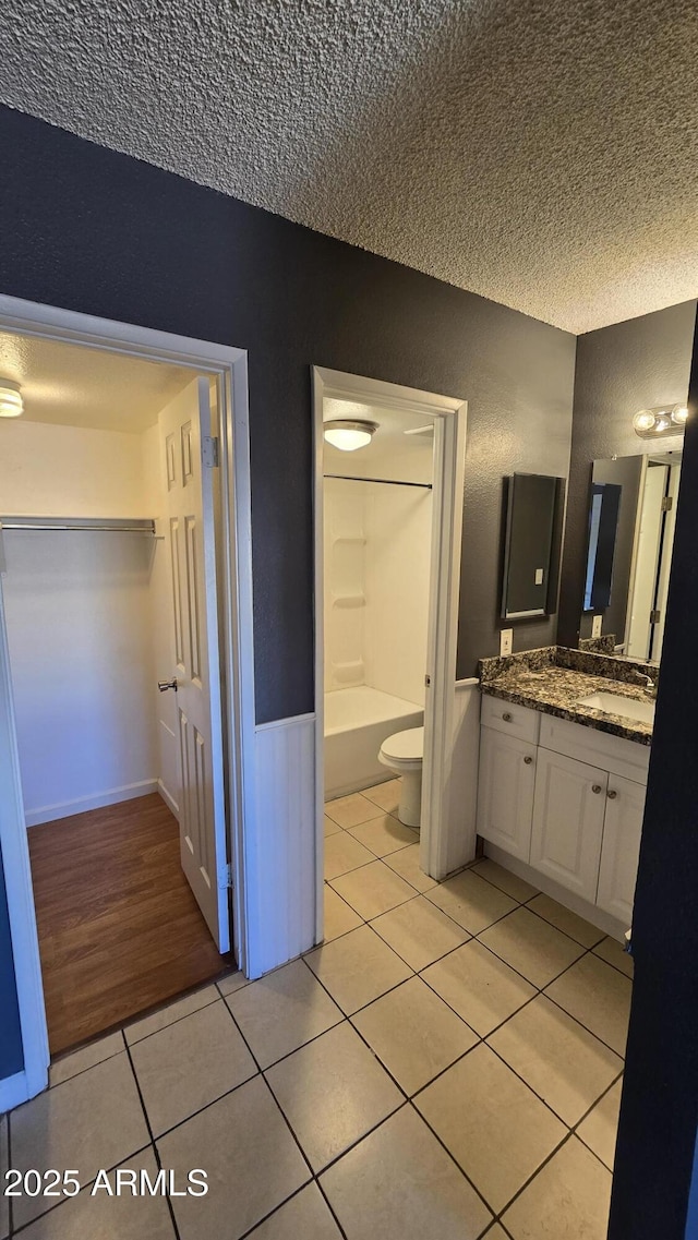 11026 N 28th Dr Unit 34, Phoenix, AZ 85029 - bathroom featuring tile patterned floors, a textured ceiling, vanity, toilet, and washtub / shower combination