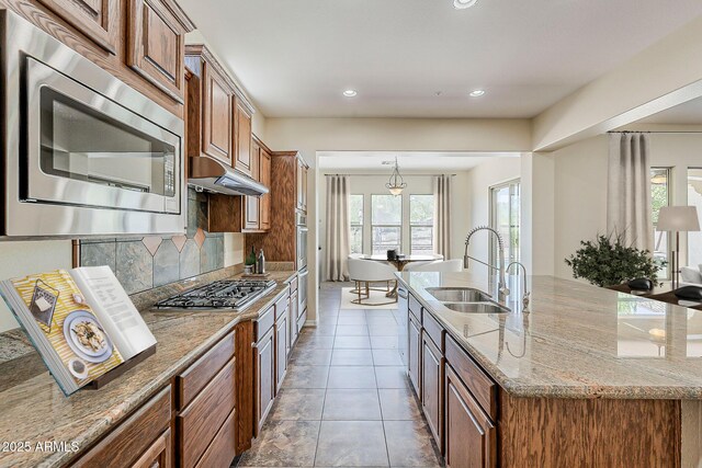 30374 N 124th Dr, Peoria, AZ 85383 - kitchen with appliances with stainless steel finishes, a sink, a kitchen island with sink, plenty of natural light, and recessed lighting