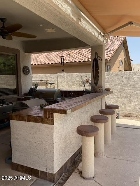 bar featuring ceiling fan