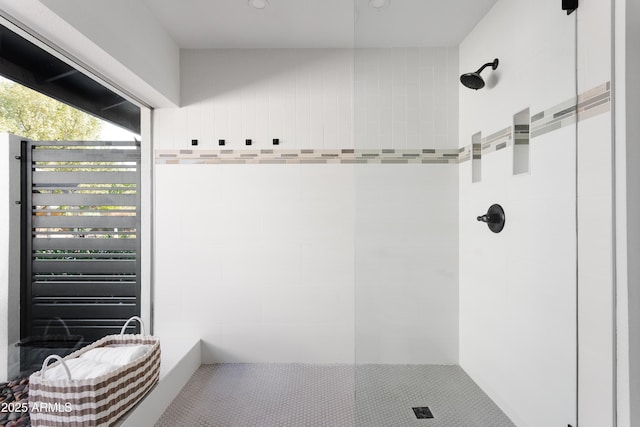 full bathroom featuring tiled shower and recessed lighting