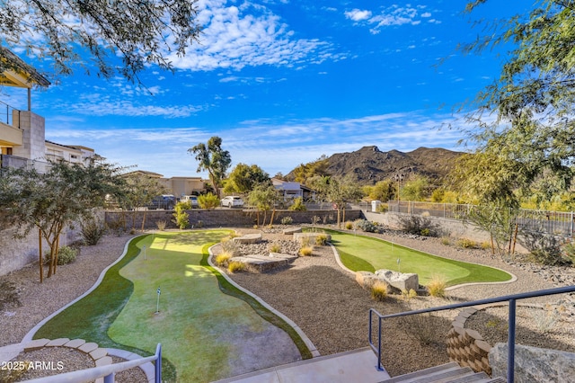 view of yard featuring a mountain view