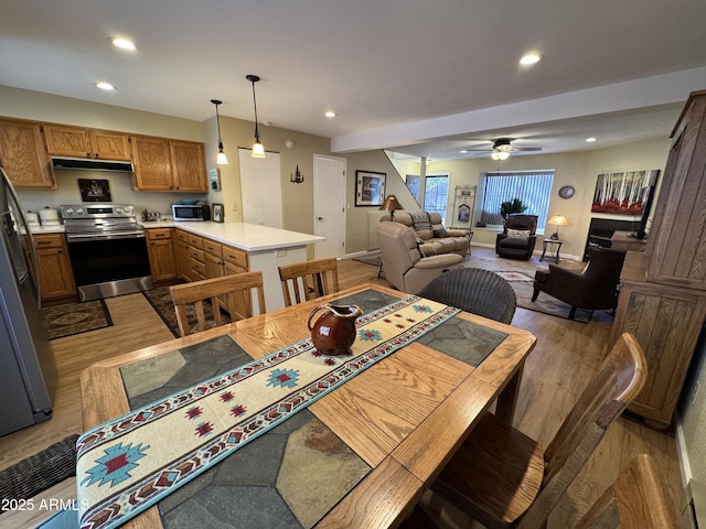 dining space featuring ceiling fan, light wood-type flooring, baseboards, and recessed lighting