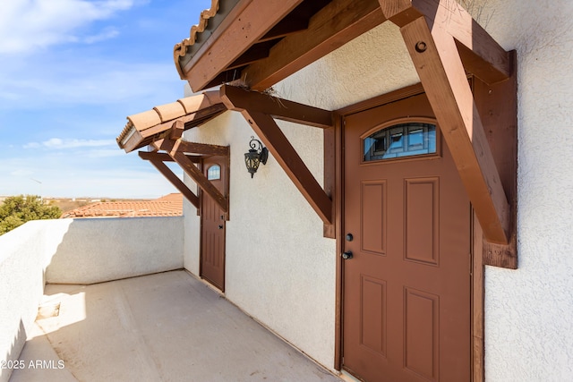 property entrance with stucco siding