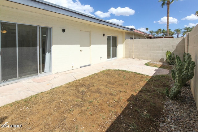 view of yard featuring a patio