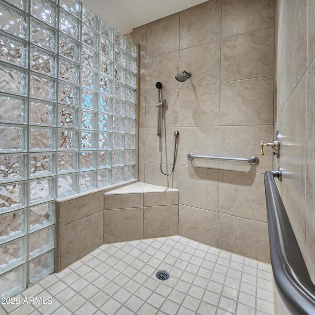 bathroom featuring a tile shower