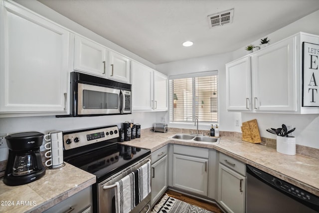 10401 N 52nd St Unit 210, Paradise Valley, AZ 85253 - kitchen featuring light countertops, stainless steel appliances, visible vents, and a sink