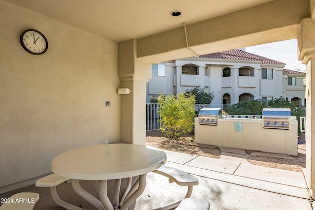10401 N 52nd St Unit 210, Paradise Valley, AZ 85253 - view of patio / terrace with an outdoor kitchen, a grill, and fence