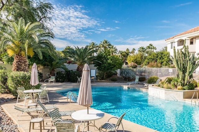 10401 N 52nd St Unit 210, Paradise Valley, AZ 85253 - pool with a patio and fence
