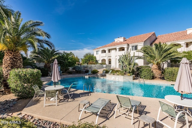 10401 N 52nd St Unit 210, Paradise Valley, AZ 85253 - pool featuring a patio and fence