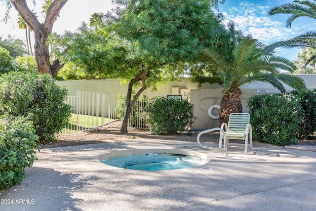 10401 N 52nd St Unit 210, Paradise Valley, AZ 85253 - view of pool with an in ground hot tub and fence