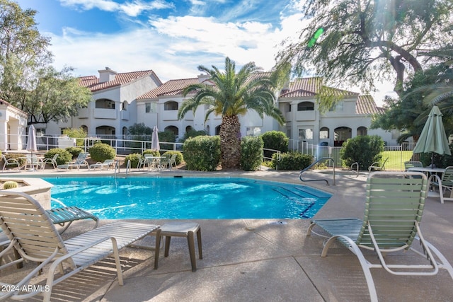 10401 N 52nd St Unit 210, Paradise Valley, AZ 85253 - pool featuring fence and a patio area
