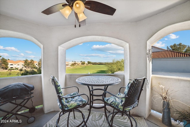10401 N 52nd St Unit 210, Paradise Valley, AZ 85253 - balcony featuring a ceiling fan