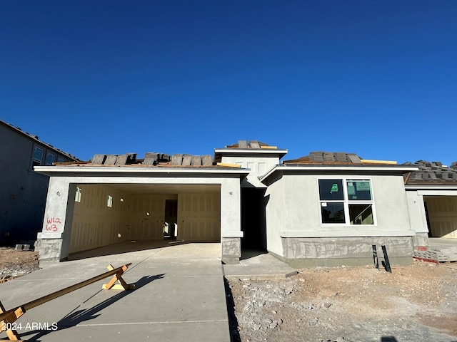 view of front of property featuring a garage