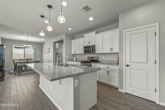 kitchen with dark wood-style floors, visible vents, a sink, appliances with stainless steel finishes, and white cabinetry