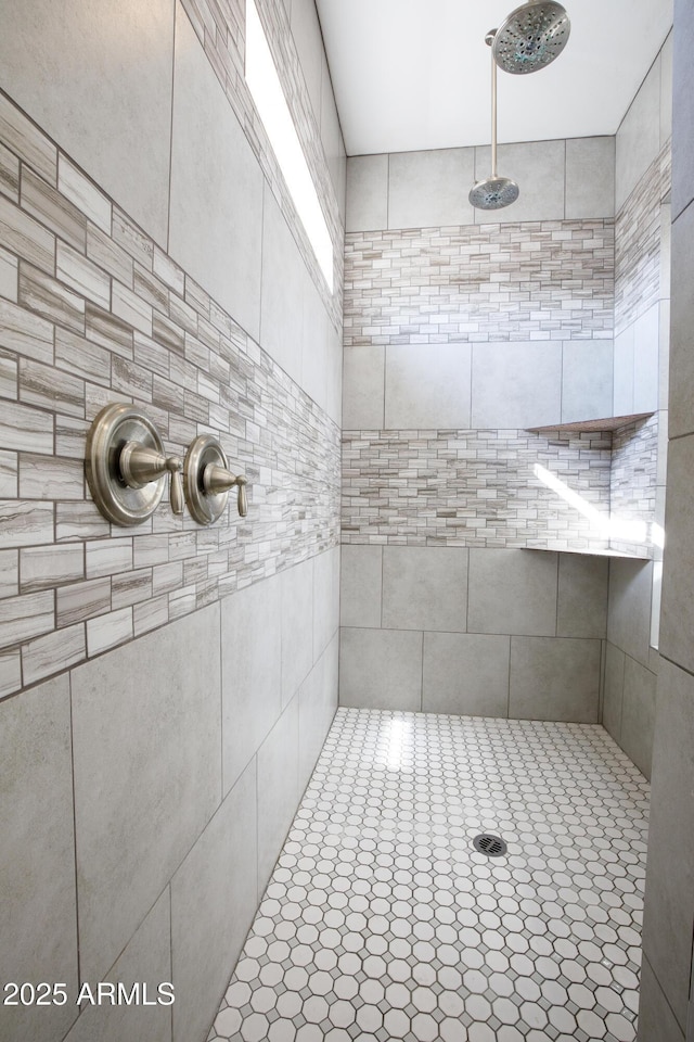 bathroom featuring a tile shower