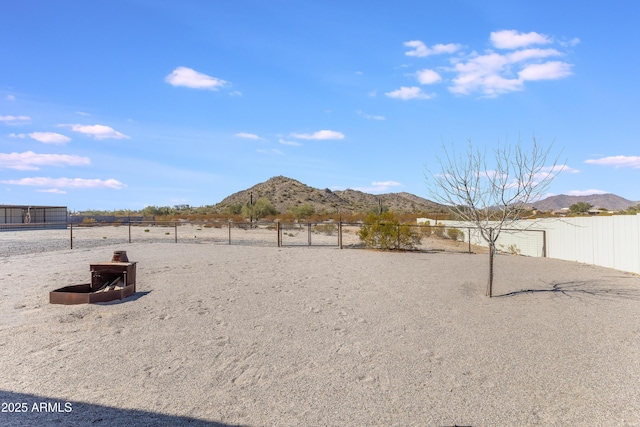 view of yard featuring a mountain view