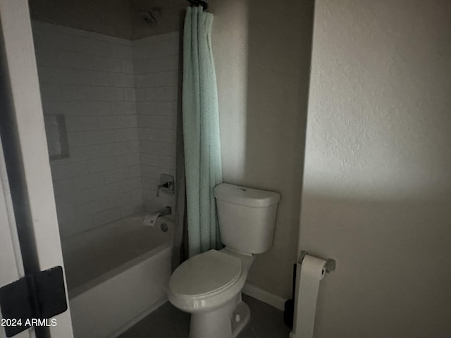 bathroom with shower / bath combo with shower curtain and toilet