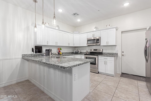 kitchen with stainless steel appliances, kitchen peninsula, sink, and hanging light fixtures