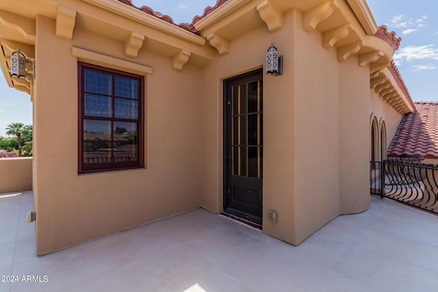 entrance to property featuring a patio