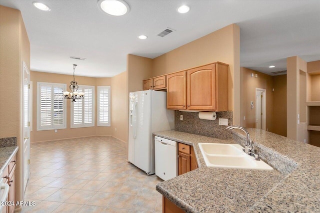 kitchen with visible vents, hanging light fixtures, decorative backsplash, a sink, and white appliances