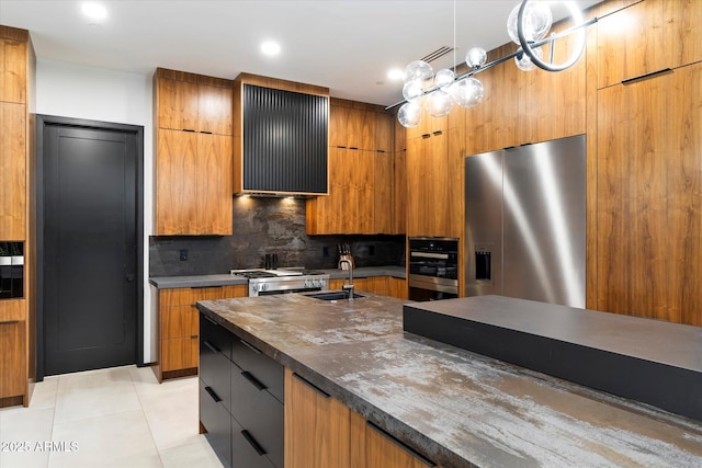 kitchen featuring a sink, backsplash, stainless steel appliances, and modern cabinets