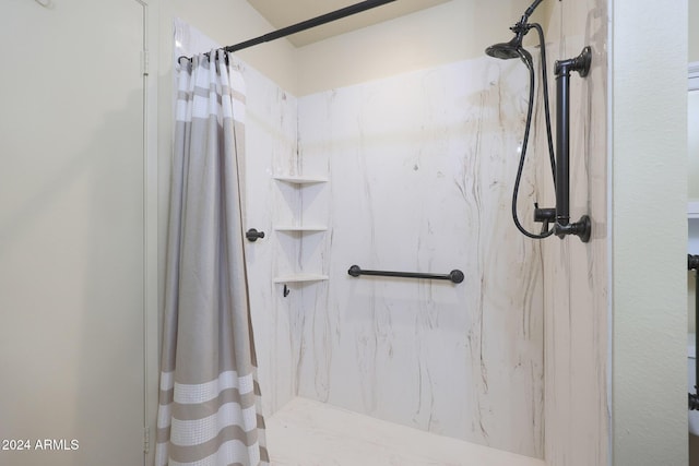 bathroom featuring a shower with shower curtain