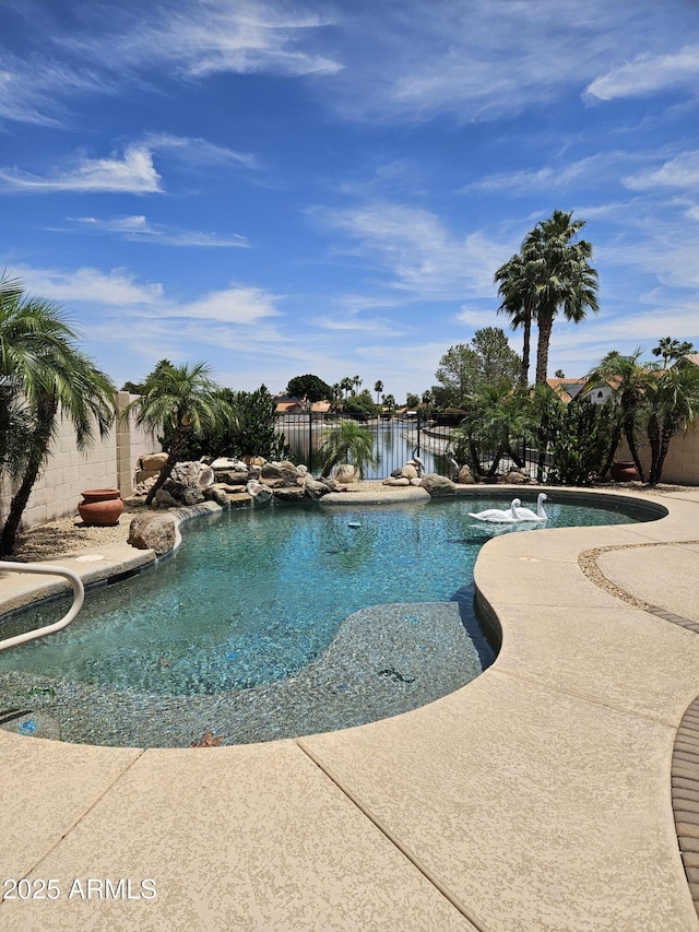 7724 W Topeka Dr W, Glendale, AZ 85308 - view of pool