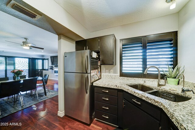 5122 E Shea Blvd Unit 1020, Scottsdale, AZ 85254 - kitchen featuring visible vents, dark wood-type flooring, freestanding refrigerator, a ceiling fan, and a sink