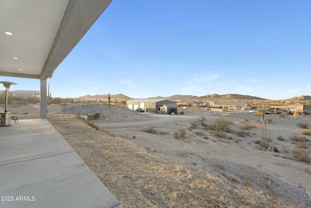 view of yard featuring a mountain view