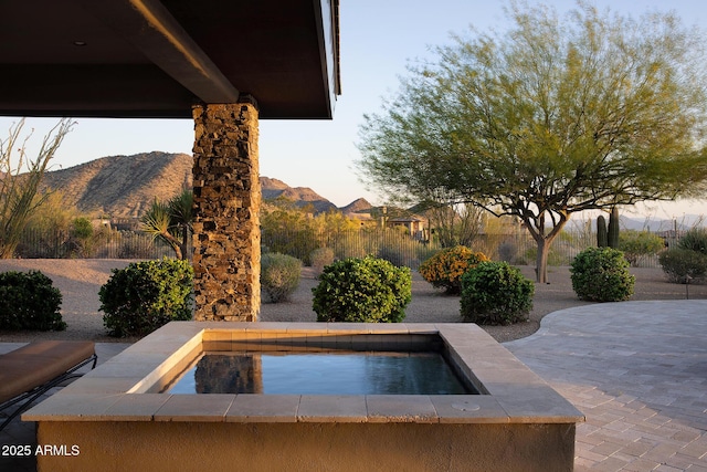 10205 E Happy Valley Rd, Scottsdale, AZ 85255 - view of swimming pool featuring a mountain view and an in-ground hot tub