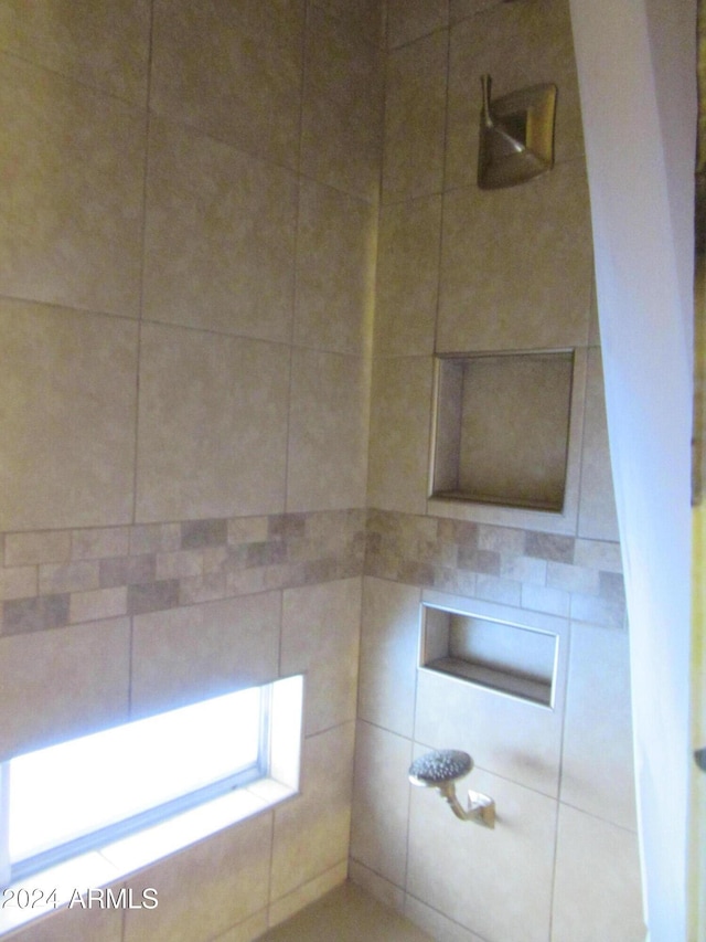 bathroom featuring a tile shower