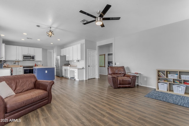 1405 S Honeysuckle Cir, Gilbert, AZ 85296 - living room featuring recessed lighting, ceiling fan, dark wood-style flooring, and baseboards