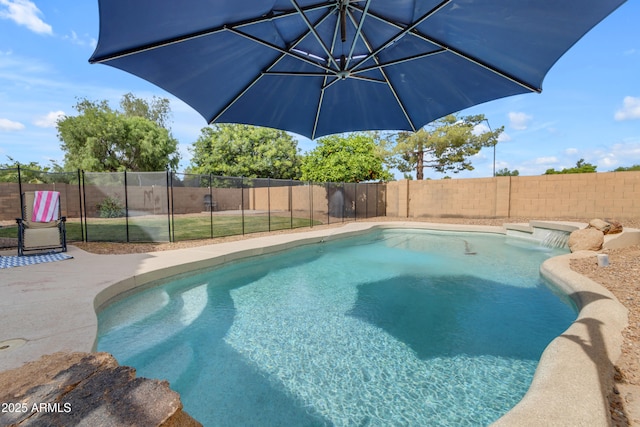 1405 S Honeysuckle Cir, Gilbert, AZ 85296 - view of swimming pool with a fenced backyard