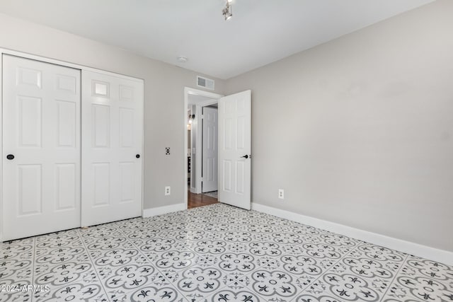 unfurnished bedroom featuring a closet