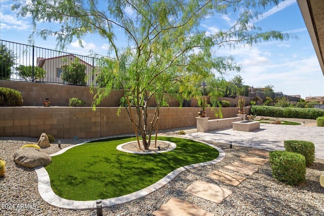 view of yard with a patio area